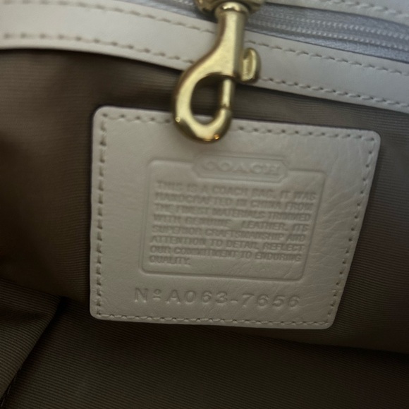 Coach Cream Structured Shoulder Bag with Timeless Design - Picture 8 of 9